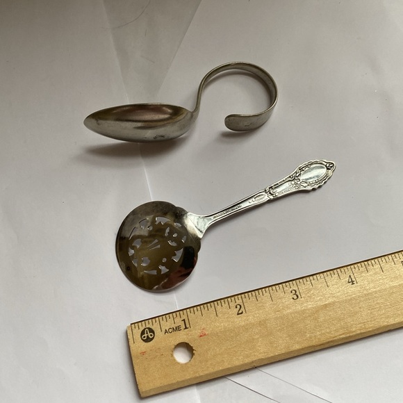 2 pieces of silver plate. Small child’s spoon. And flat server. - Picture 3 of 6